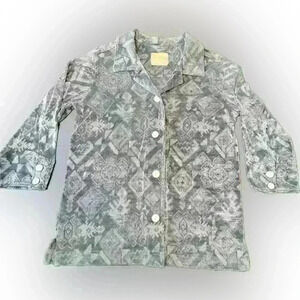 Saddle Ridge vintage collared shirt with wooden buttons. Great quality